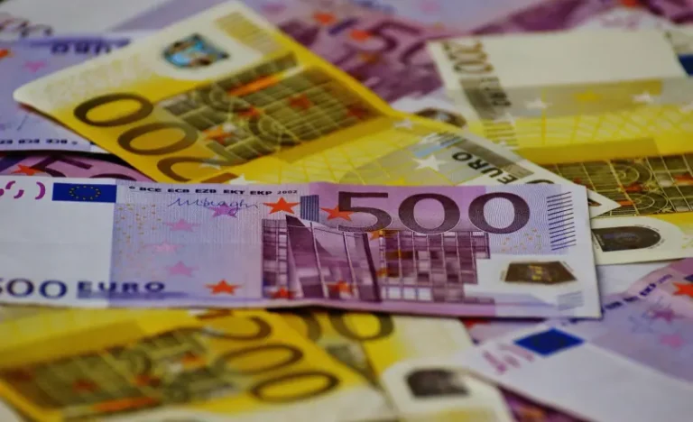 Çikolata Kutusundan 220 Bin Euro Çıktı